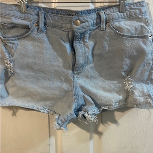 Universal Thread Light Wash Jean Shorts - Picture 3 of 7